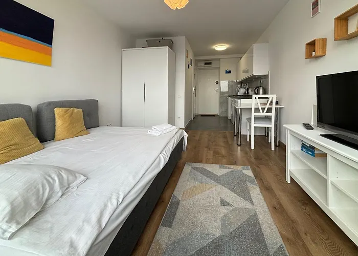 Sweet Life Next To Metro Station وارسو